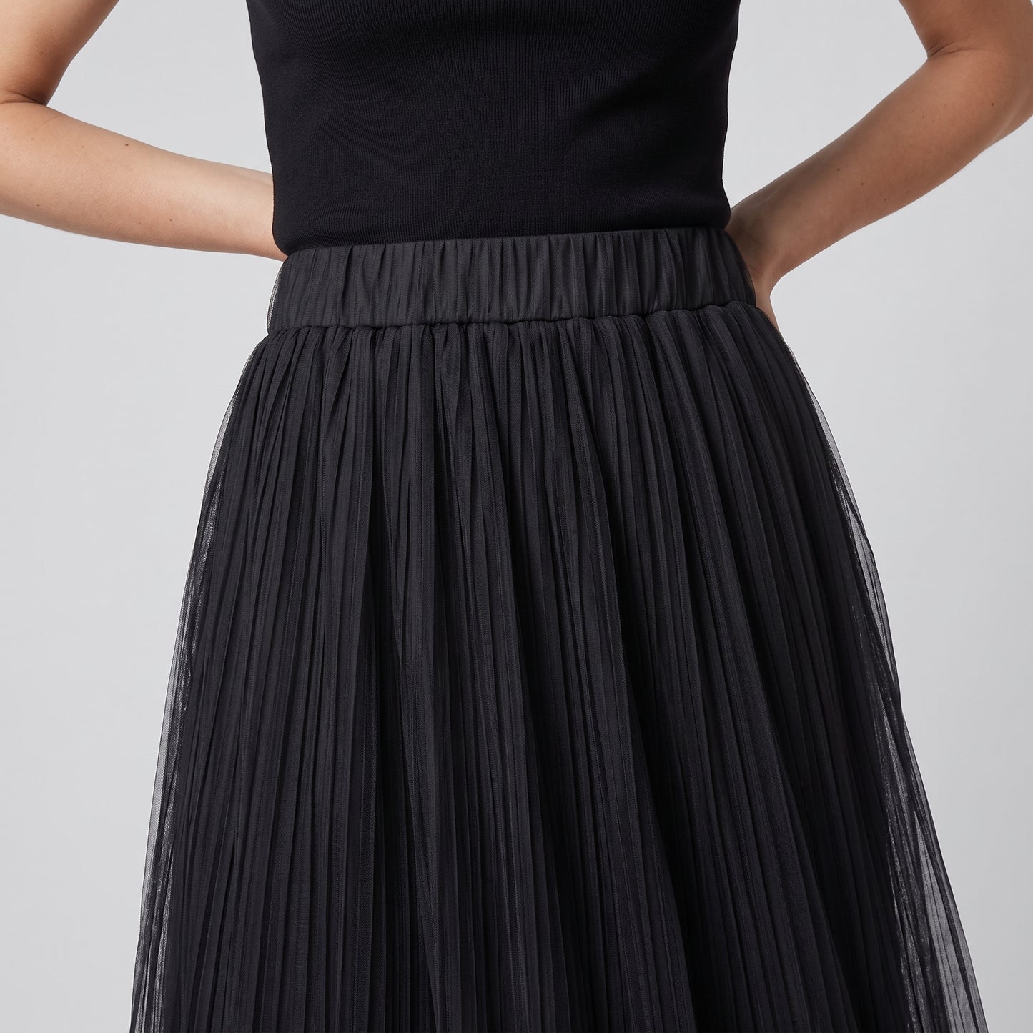 Pleated Wide-Leg Cropped Trousers