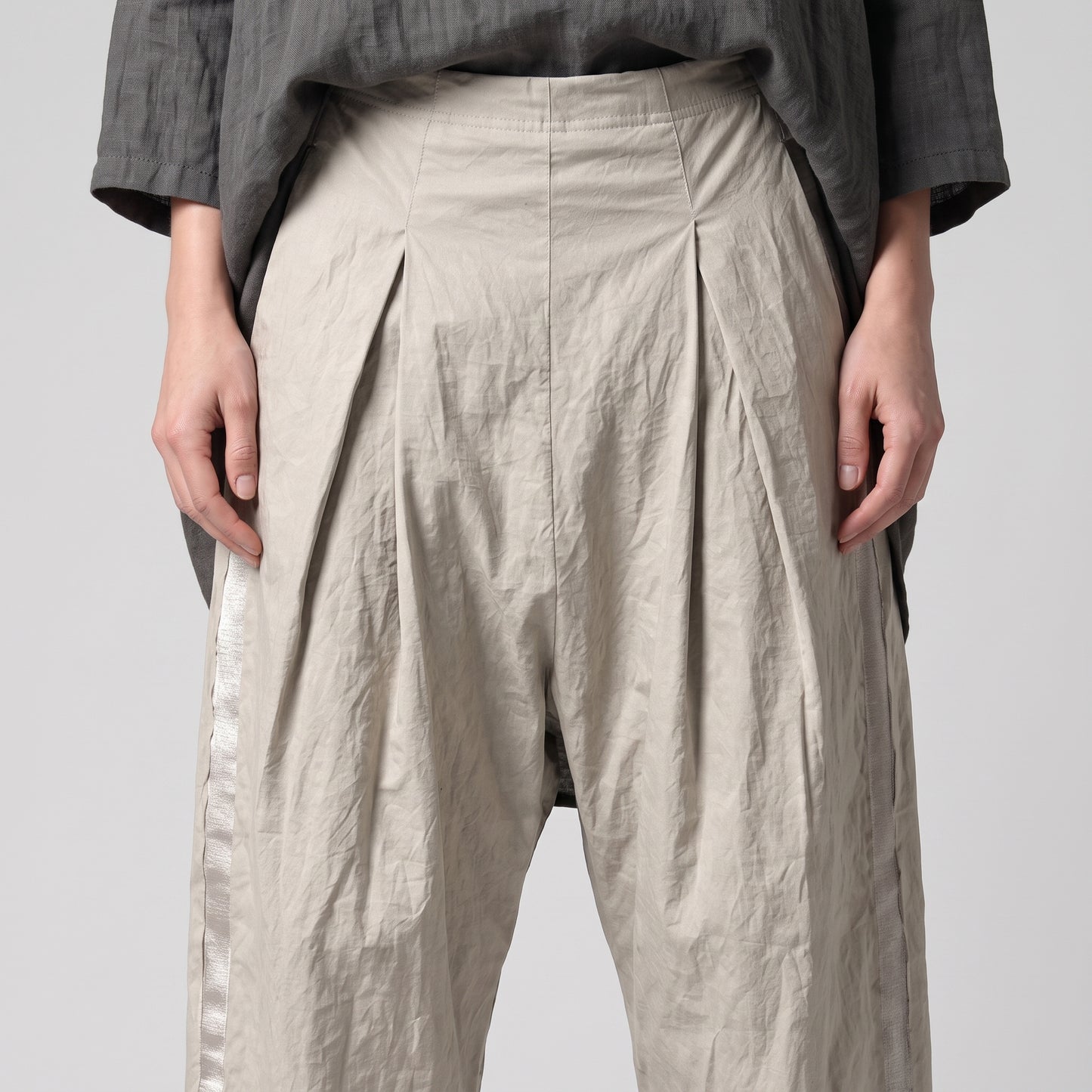 Relaxed Pleated Cropped Trousers