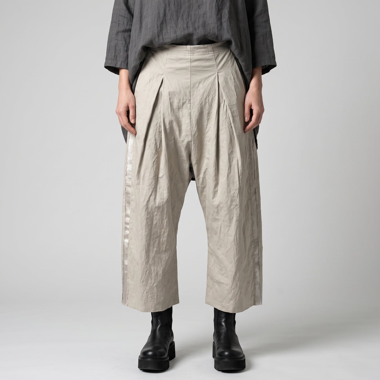 Relaxed Pleated Cropped Trousers