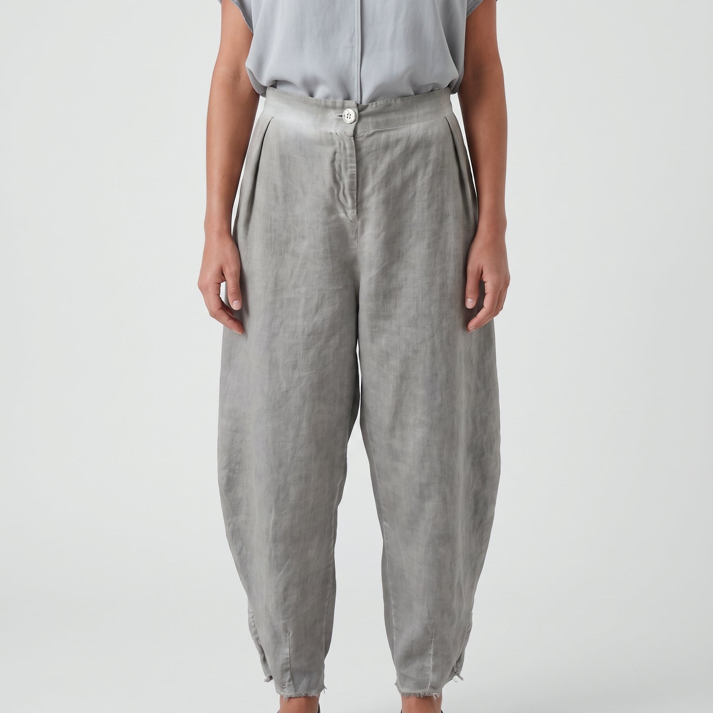 Relaxed Pleated Linen Trousers