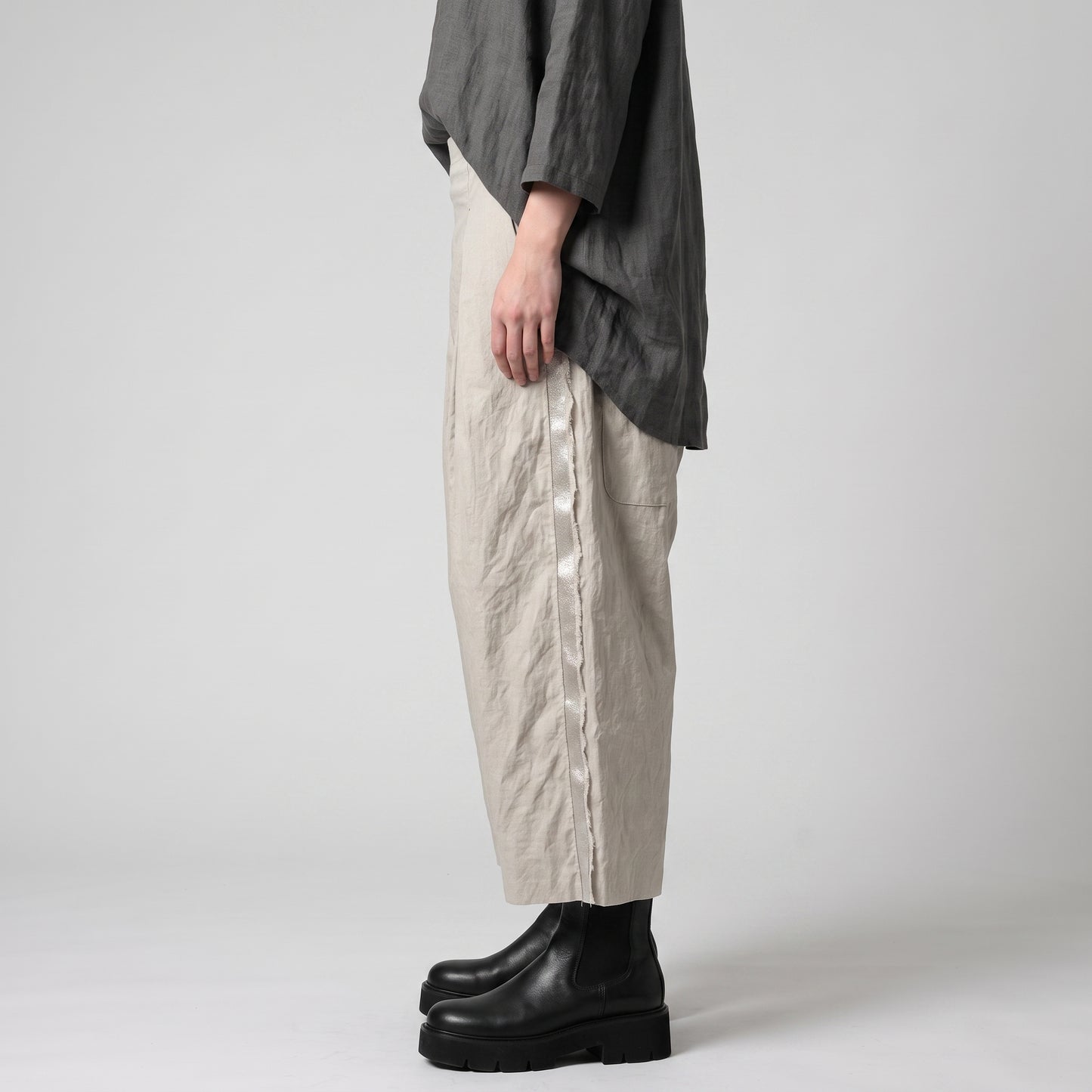 Relaxed Pleated Cropped Trousers