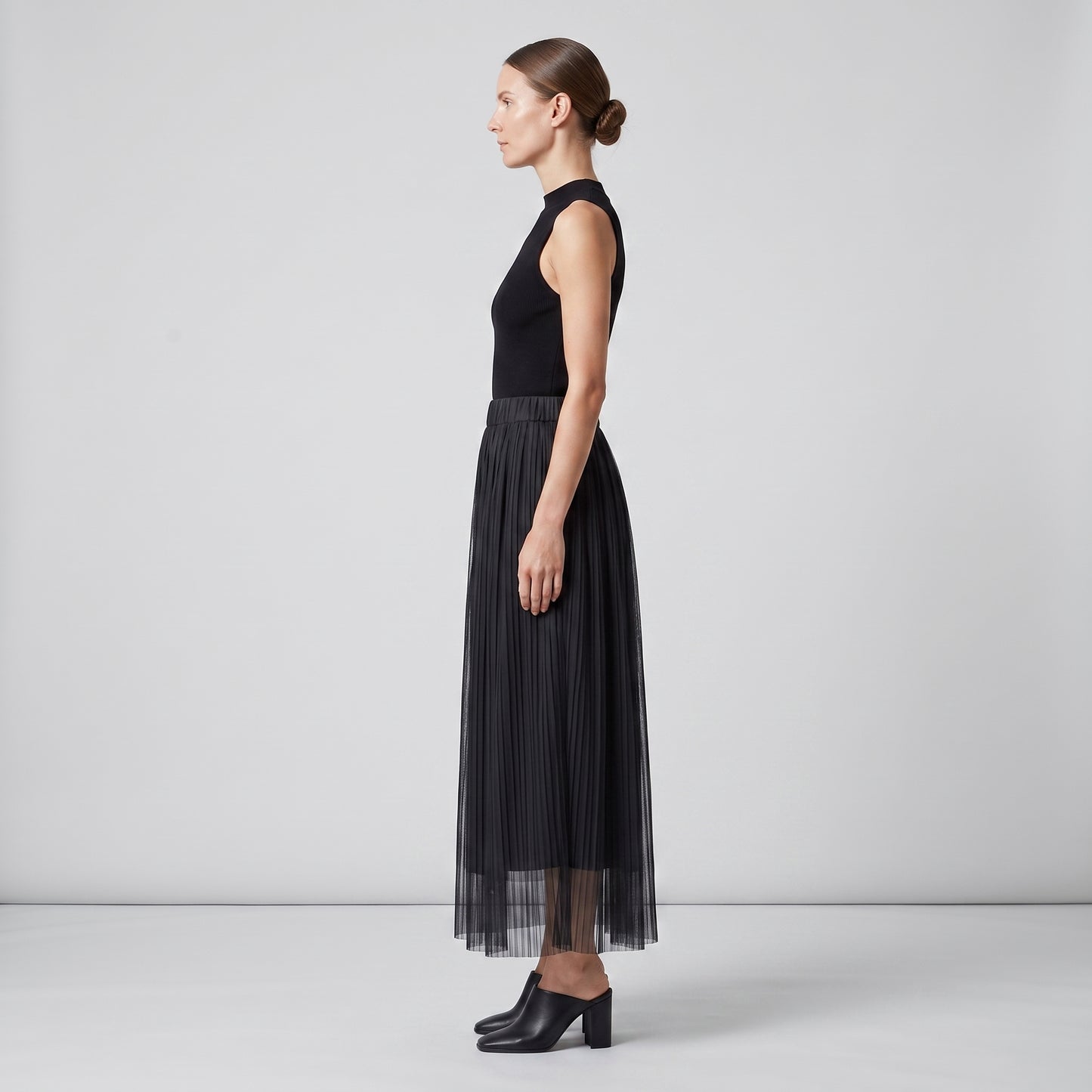 Pleated Wide-Leg Cropped Trousers