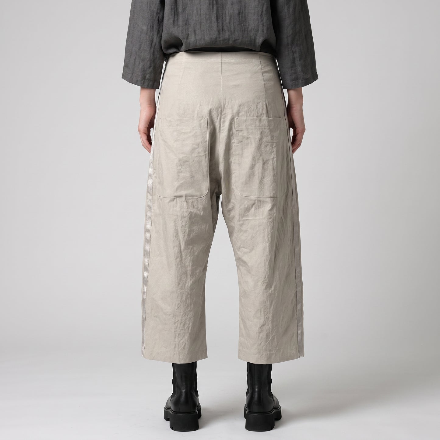 Relaxed Pleated Cropped Trousers